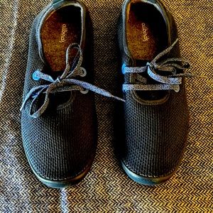 Men’s Navy all wool sneakers. Size 10.